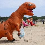 怒れる恐竜とごみ拾い対決 松江の海岸で奇抜イベント ~5月第4週のできごと~
